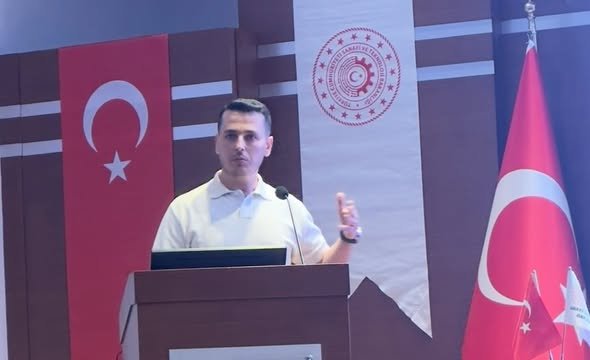 El director de RAFCO Mustafa Süme presentando un seminario de manufactura esbelta