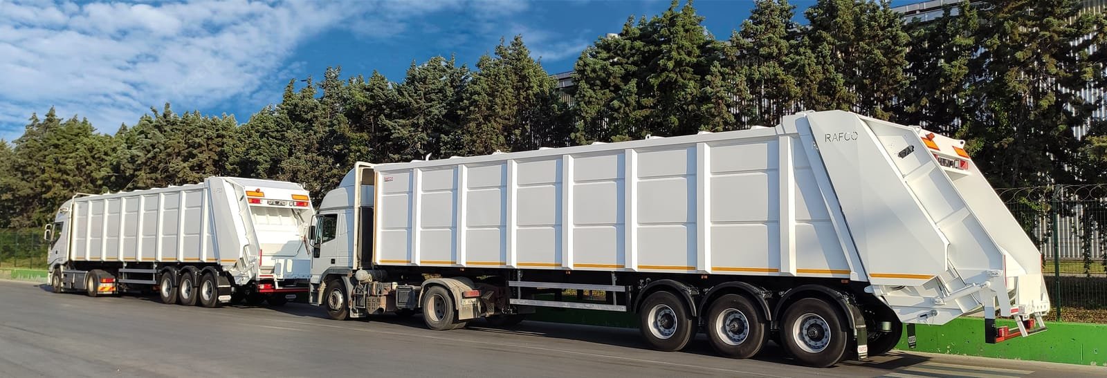 Semirremolques compactadores de residuos RAFCO en la fábrica de İzmir